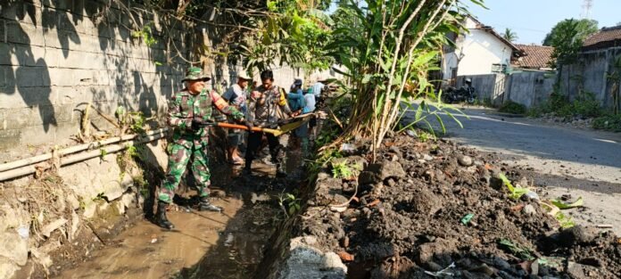 Polisi dan TNI Ikut Bersih-Bersih Saluran Irigasi Petani di Labuhan Haji
