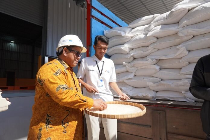 Pimpinan Wilayah Perum Bulog NTB, Mara Kamin Siregar dalam proses pengadaan gabah dan beras ditingkat petani.