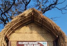 Satu Benang untuk Sade, BSI Bantu Pulihkan Desa Wisata Pascakebakaran Direktur Utama BSI, Anggoro Eko Cahyo, dan jajaran serta unsur dari Danantara, menyerahkan secara simbolis bantuan pemulihan desa adat Sade, saat mengunjungi Desa Adat Sade, Jumat, 10 Oktober 2026
