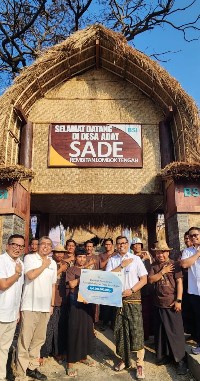 Direktur Utama BSI, Anggoro Eko Cahyo, dan jajaran serta unsur dari Danantara, menyerahkan secara simbolis bantuan pemulihan desa adat Sade, saat mengunjungi Desa Adat Sade, Jumat, 10 Oktober 2026