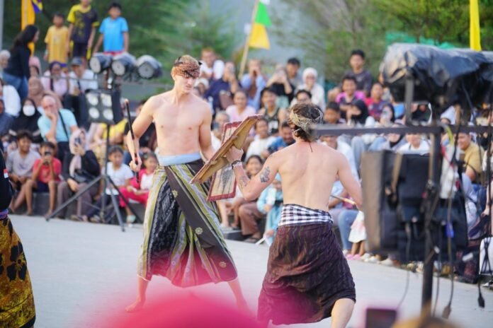 Senggigi Sunset Show Spesial MotoGP, Atraksi Peresean dan Kebudayaan Lombok Pukau Wisatawan Mancanegara