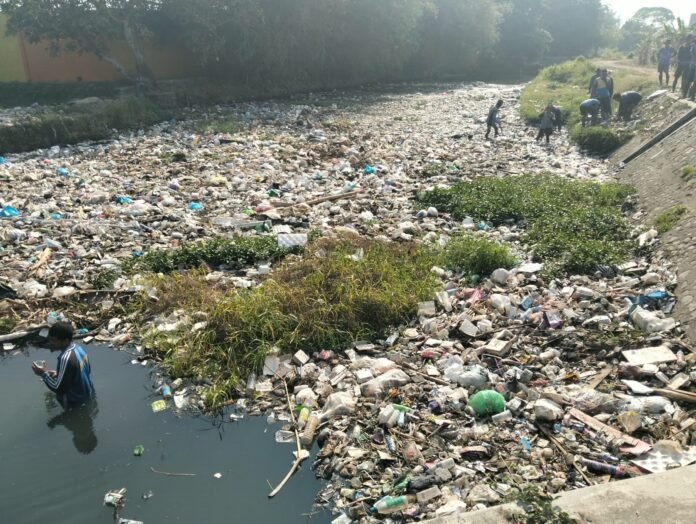 PUPR Bersihkan Sampah Mengendap di Sungai Unus