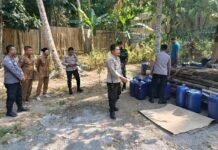Polsek Gunungsari Amankan 21 Jeriken BBM di Batu Butir Polsek Gunungsari Amankan 21 Jeriken BBM di Batu Butir