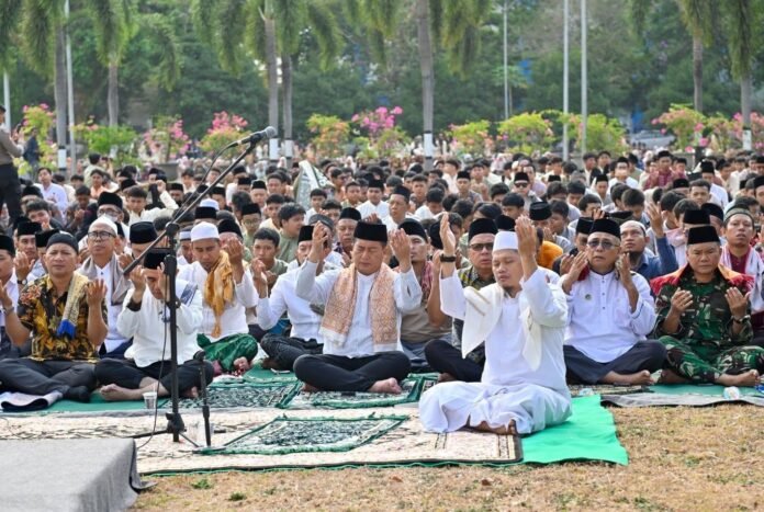 Minta Hujan, Ribuan Warga NTB Gelar Salat Istisqa