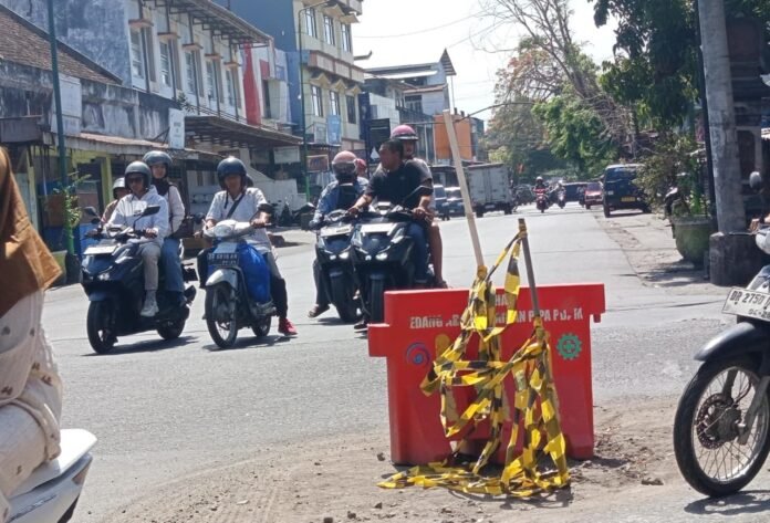 Jalan Berlubang di Jalan Panca Usaha Akibat Perbaikan Pipa