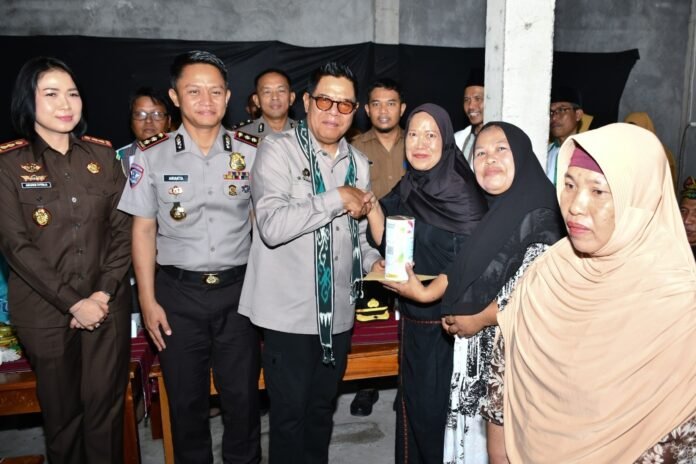 Bupati Salurkan Bantuan Modal untuk Pedagang Pasar Tenten