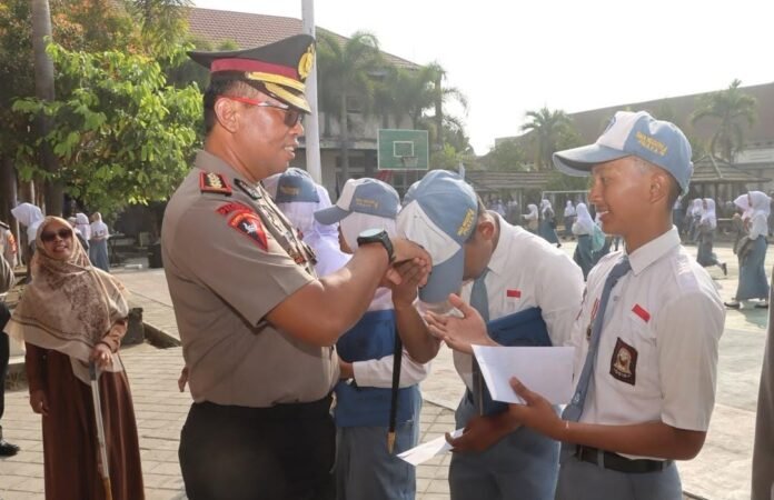 Pimpin Upacara Bendera di SMAN 4 Praya, Kapolresta Loteng Ingatkan Bahaya Narkoba dan Perundungan
