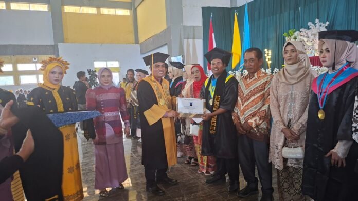 Wisuda 241 Sarjana, STKIP Yapis Dompu Raih Akreditasi Baik Sekali untuk Enam Prodi