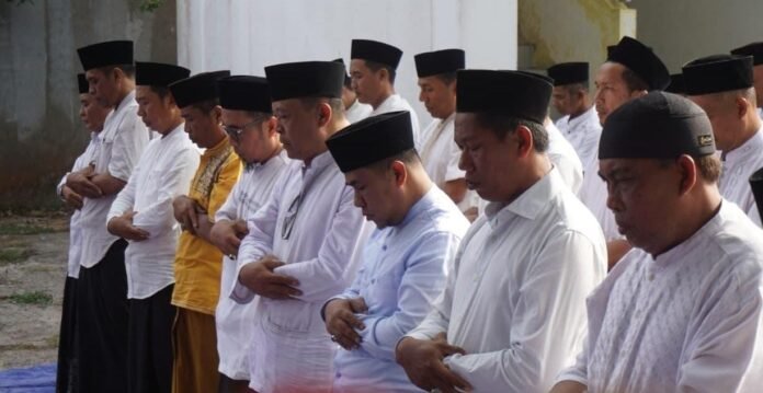 Debit Air Baku Terus Menyusut, Karyawan Perumdam Tiara Loteng Gelar Salat Istisqa