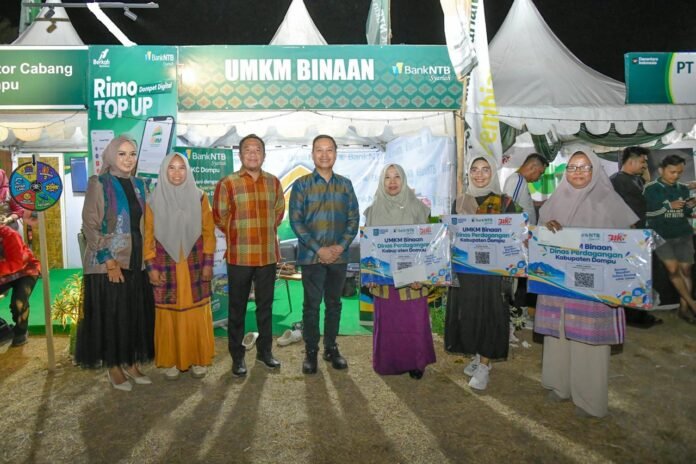 Direktur Dana dan Transaksi Bank NTB Syariah, Adhi Susantio dan para pelaku UMKM di BIK 2026