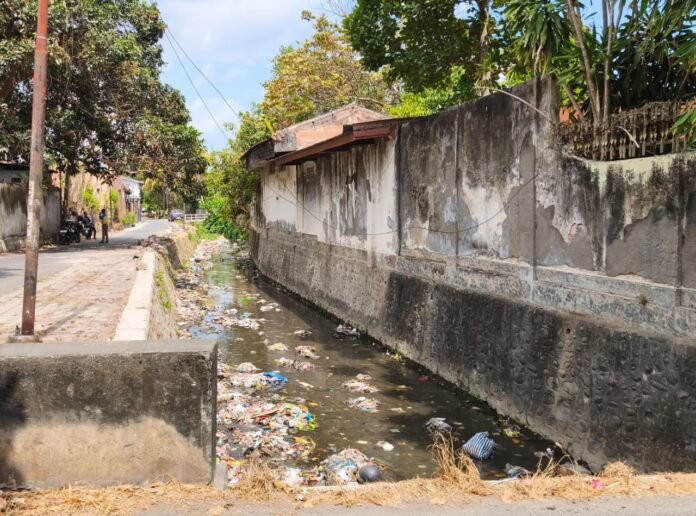 Hujan Sebentar, Sampah Sungai Menumpuk
