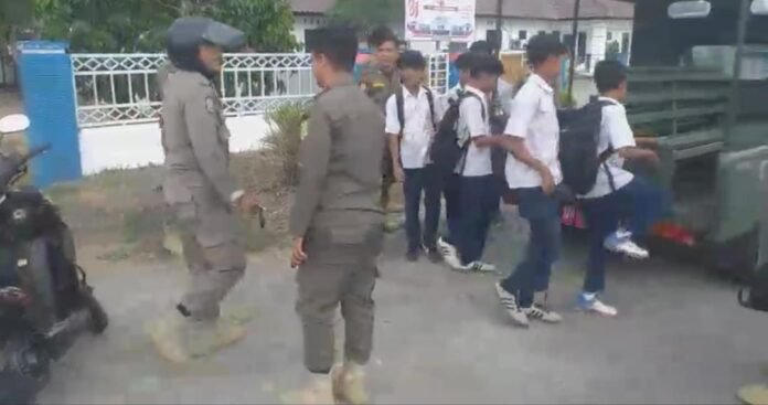 Bolos Sekolah, Sejumlah Siswa SMP di Lobar Diangkut Satpol PP
