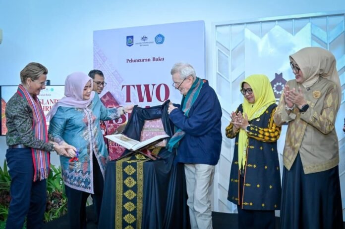 Buku “Two Islands One Thread: Lombok and Bali Textiles From the Michael Abbott Collections’’ Diluncurkan