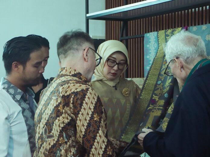Sinta Iqbal: Buku Two Islands, One Thread Buka Jalan Wastra NTB Mendunia