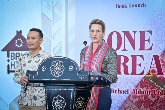 Konsul-Jenderal Australia Hadiri Peluncuran Buku ‘Two Islands, One Thread’ di Mataram