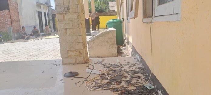 Polisi Selidiki Dugaan Perusakan Kantor Desa Tanak Awu