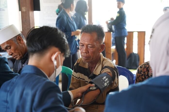 Unram Gelar Bakti Sosial dalam Rangka Dies Natalis Ke-64