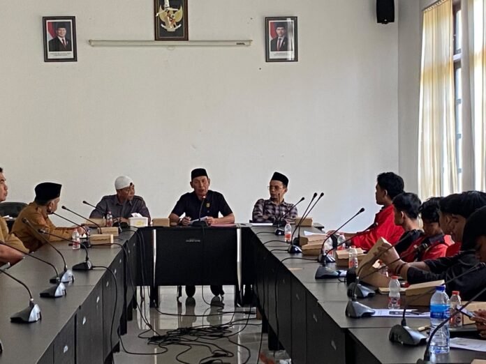 Temui Komisi II DPRD Lotim, Mahasiswa Soroti Ketimpangan Pendidikan hingga Dugaan Pungli