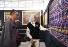 Bunda Sinta Apresiasi Motif Sekardiyu dalam Kain di Pameran Mandalika