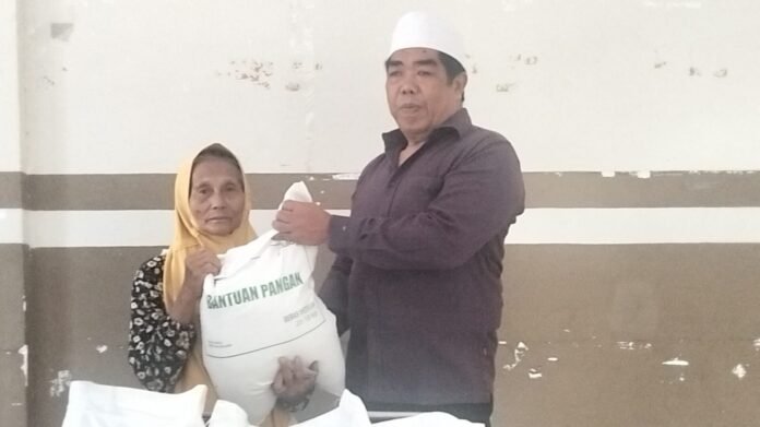 Tolak Kembalikan ke Pemerintah, Pemdes Merembu Bagikan Bapang ke Warga Miskin Tak Masuk Desil 1-4