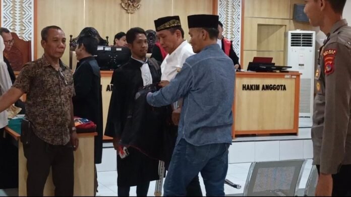 Sidang Koko Erwin, Kesaksian Ais dan Anita Berbeda