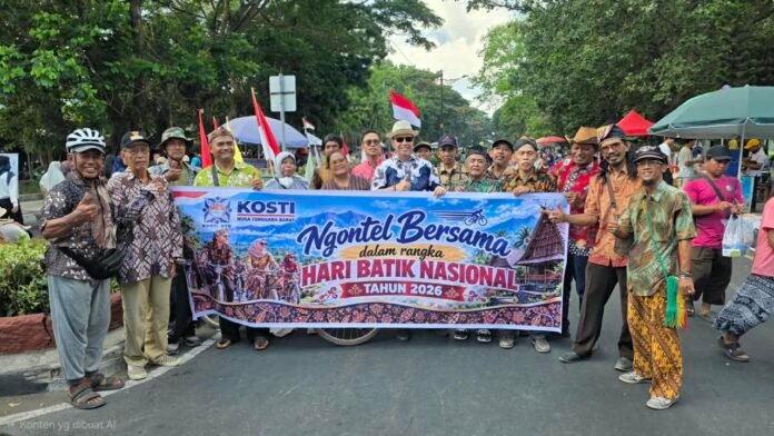 KOSTI NTB Gelar Ngonthel Hari Batik Nasional, Onthelis-Onthelista Tampil Kompak Kenakan Batik