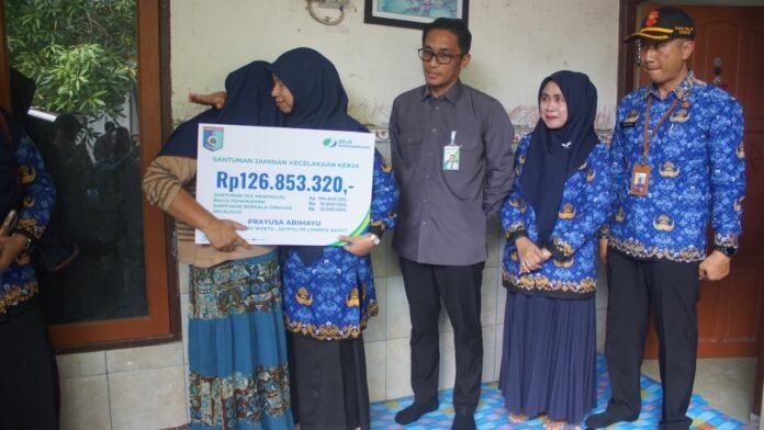 Anggota Satpol PP Meninggal saat Bertugas, Wabup Lobar Serahkan Santunan BPJS Ketenagakerjaan ke Ahli Waris