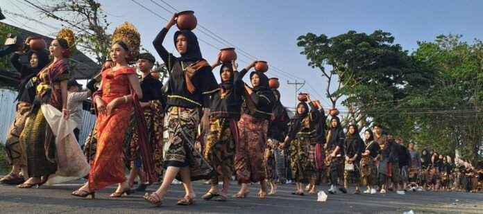 Semarakkan Hari Jadi, Pemkab Loteng Kirab Budaya