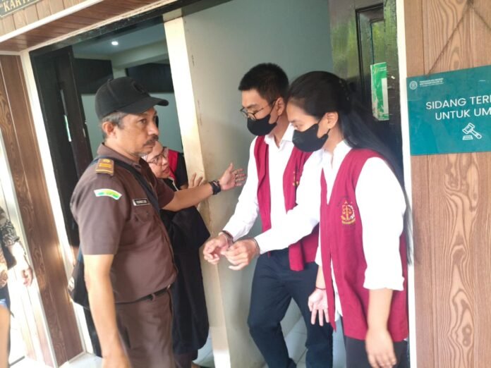 Istri dan Anak Terduga Bandar Narkoba Koko Erwin Jalani Sidang Perdana