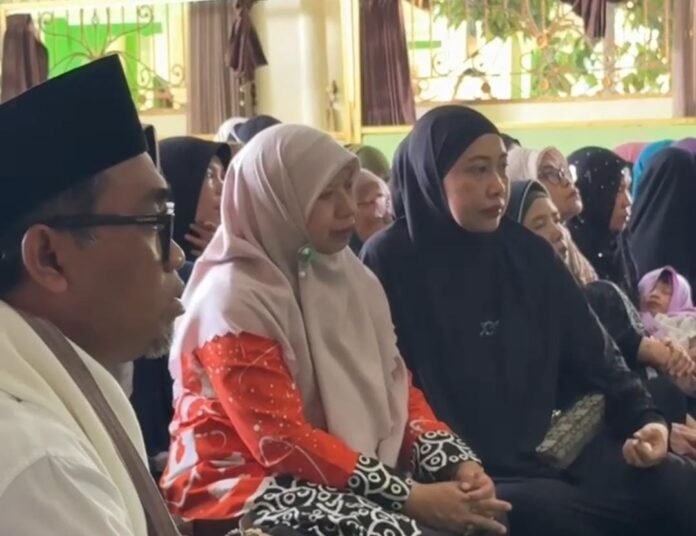 Wabup Lobar Hj. Nurul Adha Menangis saat Takziah ke Rumah Duka Tuan Guru Bagu