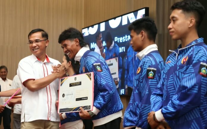 Momen Hari Jadi Loteng, Atlet Peraih Medali Porprov Terima Bonus