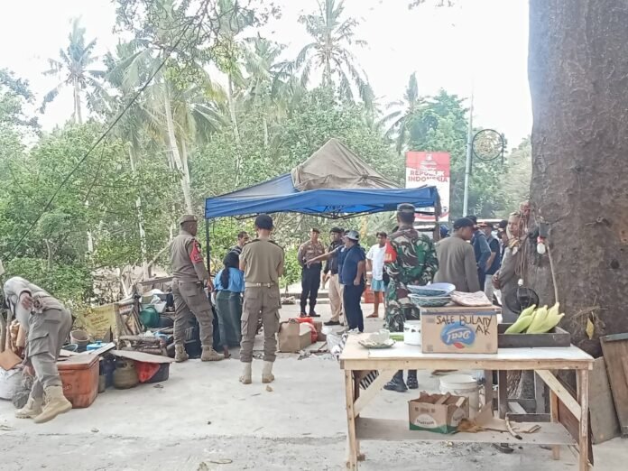 Ditertibkan Satpol PP, PKL Keluhkan Penertiban Lapak Makam Keramat Batulayar Terkesan Pilih Kasih