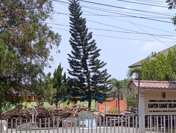 Eks Kantor Camat Selong dan Kantor Dispar Lotim Mulai Dibongkar