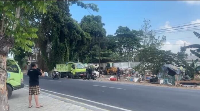 Tumpukan Sampah Mengkhawatirkan, Pj. Sekda Ajak Masyarakat Lobar Pilah Sampah dari Rumah