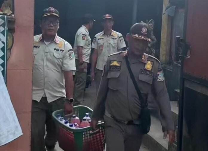 Kafe Ilegal Meluas, Satpol PP Lobar Sita Puluhan Botol dan Jeriken Miras