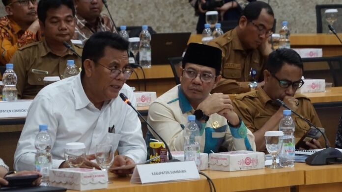 Wujudkan Sumbawa Terang, Bupati Kawal Usulan Listrik Desa