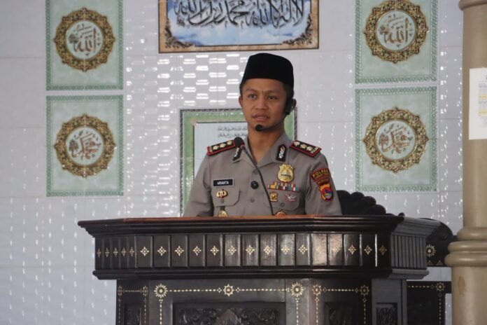 Gelar Polisi Jumat Keliling, Kapolres Lotim Ajak Warga Waspada Hoaks dan Bijak Gunakan Medsos
