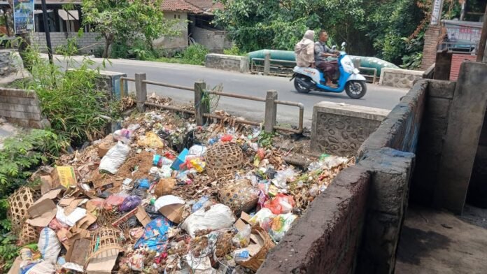 Loteng Dikepung Sampah, DLH Dorong Hidupkan Kearifan Lokal