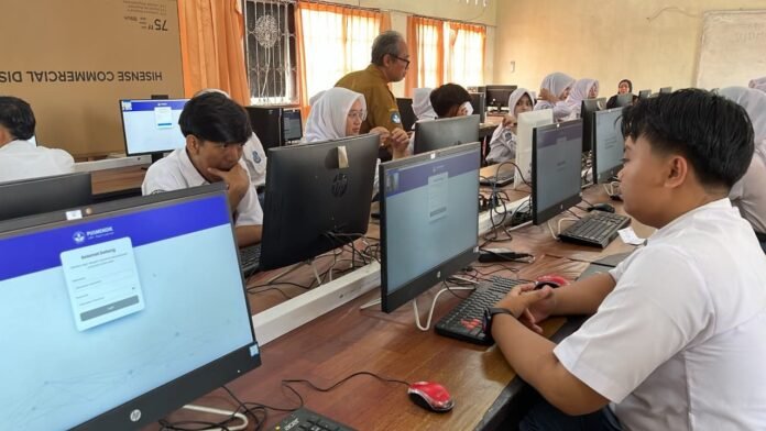 Akibat Kendala Server, Sejumlah Siswa di Loteng Terpaksa Ikut TKA Susulan