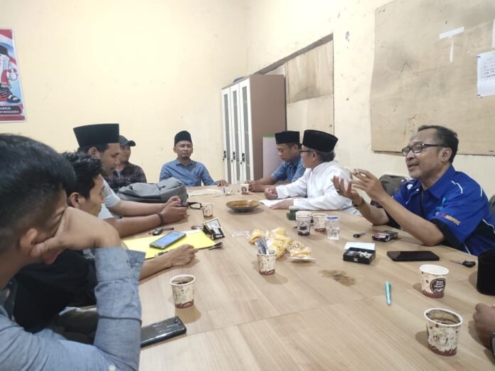 Keberatan Pokdarwis Tak Dihitung Pengalaman Kerja, Salah Satu Bacakades Kediri dan Simpatisan Datangi Sekretariat Panitia Pilkades