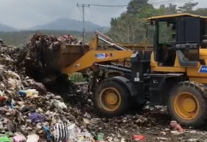 DLH Lobar Kerahkan Belasan Armada Angkut Sampah Menggunung di Pasar Gunungsari