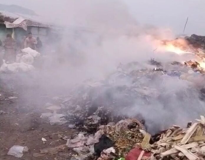 Tumpukan Sampah Pasar Gunungsari Kembali Terbakar, Pedagang Tuntut Penanganan Serius