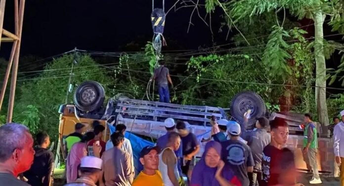 Beberapa Kali Terjadi, Truk Bermuatan Semen Kembali Nyungsep ke Sungai di Jalur Lembar